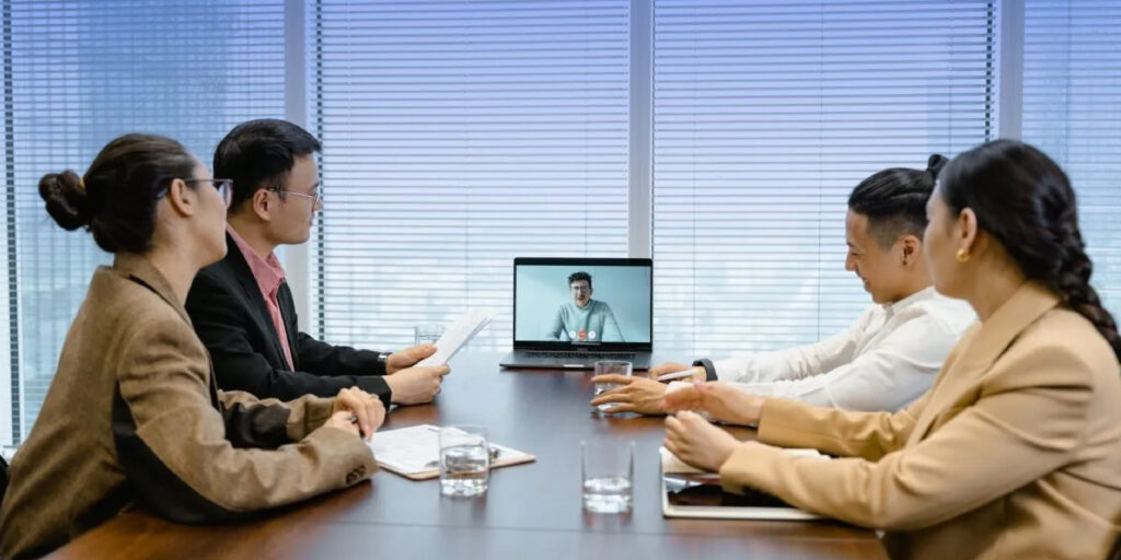 offshoring-vs-outsourcing