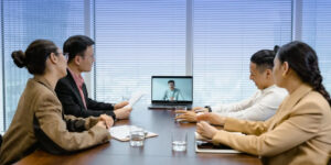 offshoring-vs-outsourcing